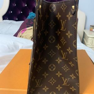 Beautiful brand new handbag. Never used and no flaws to mention.